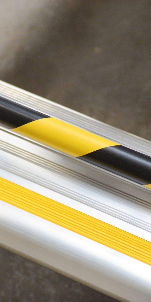 Veiligheidsmarkering op een trede van een Wixortrap