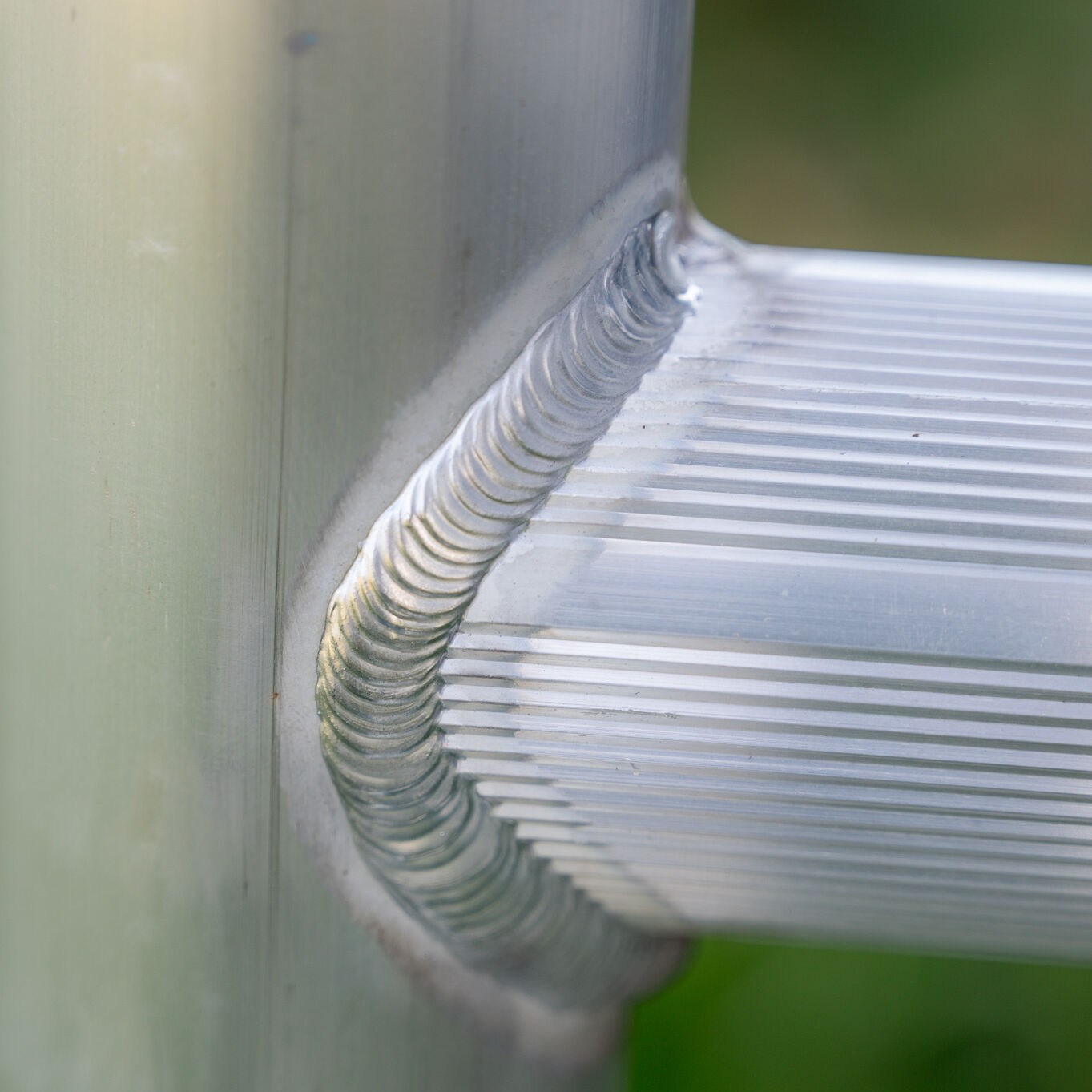 Detail laskwaliteit en afwerking van een aluminium Wixor rolsteiger