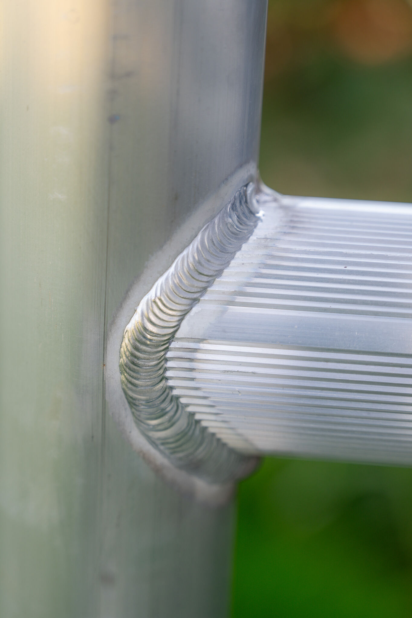 Detail laskwaliteit en afwerking van een aluminium Wixor rolsteiger