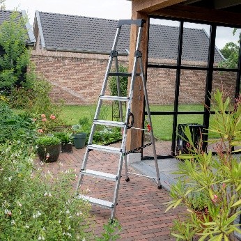 Hoge huishoudtrap van Wixor in tuin kopen bij Steigro